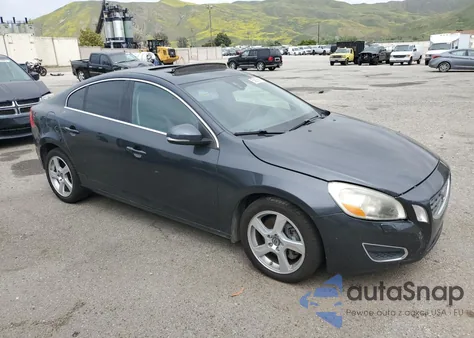 2013 Volvo S60 T5 z USA, uszkodzony, nr VIN YV1612FS1D1216915